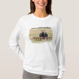 Een jonge jongen bestuurt een tractor om te oogste t-shirt