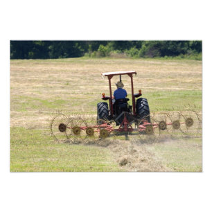 Een jonge jongen die een tractor bestuurt om te oo foto afdruk