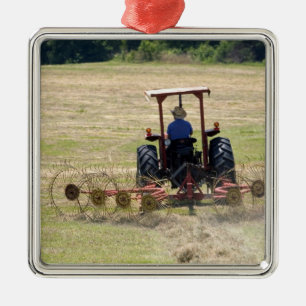 Een jonge jongen die een tractor bestuurt om te oo metalen ornament