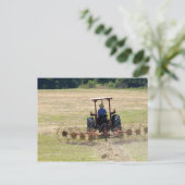 Een jonge jongen die een trekker bestuurt die oogs briefkaart (Staand voorkant)