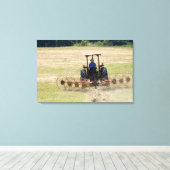 Een jonge jongen die een trekker bestuurt die oogs canvas afdruk (Insitu (Houten vloer))