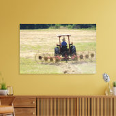 Een jonge jongen die een trekker bestuurt die oogs canvas afdruk (Insitu (Woonkamer))