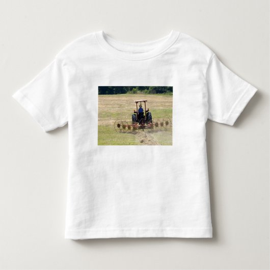 Een jonge jongen die een trekker bestuurt die oogs kinder shirts (Voorkant)