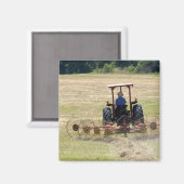 Een jonge jongen die een trekker bestuurt die oogs magneet (Voorkant / Achterkant)