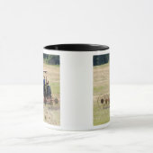 Een jonge jongen die een trekker bestuurt die oogs mok (Midden)