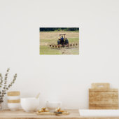 Een jonge jongen die een trekker bestuurt die oogs poster (Keuken)