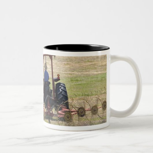 Een jonge jongen die een trekker bestuurt die oogs tweekleurige koffiemok (Rechts)