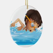 Een jonge jongen zwemt met een gele bril keramisch ornament (Rechts)