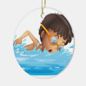 Een jonge jongen zwemt met een gele bril keramisch ornament (Links)