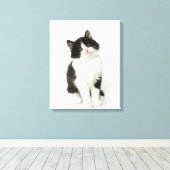 Een jonge kitten die in de camera kijken canvas afdruk (Insitu (Houten vloer))