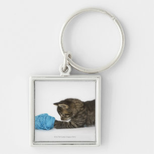Een jonge Tabby kitten die met wol speelt. Sleutelhanger