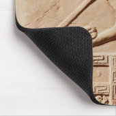 Een jonge vrouw die haar kleren in een muismat (Hoek)