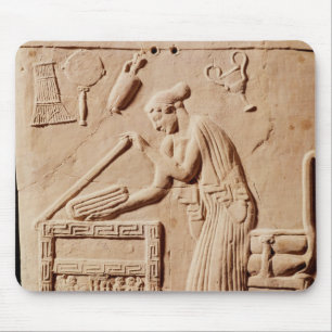 Een jonge vrouw die haar kleren in een muismat