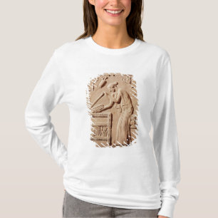Een jonge vrouw die haar kleren in een t-shirt