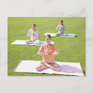 Een jonge vrouw die yoga doet briefkaart