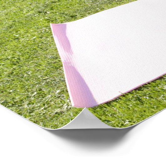 Een jonge vrouw die yoga doet poster (Hoek)