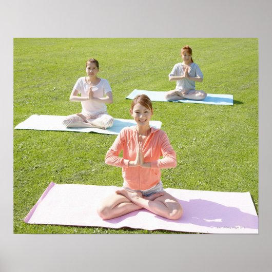 Een jonge vrouw die yoga doet poster (Voorkant)