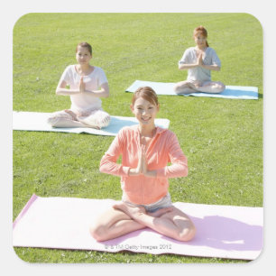 Een jonge vrouw die yoga doet vierkante sticker