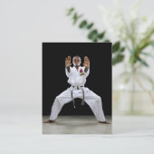 Een jongen (15 jaar oud) in een Karate Uniform met Briefkaart (Staand voorkant)