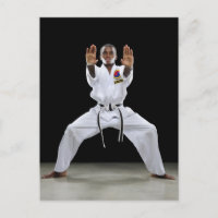 Een jongen (15 jaar oud) in een Karate Uniform met