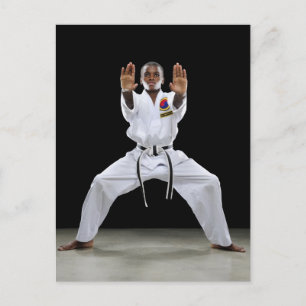 Een jongen (15 jaar oud) in een Karate Uniform met Briefkaart