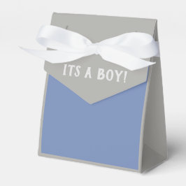 een jongen bedankdoosjes