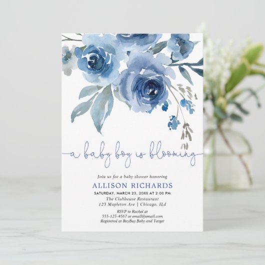 Een jongen blaast blauw baby shower in zee kaart (Staand voorkant)