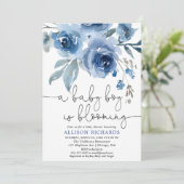 Een jongen blaast blauw baby shower in zee kaart (Staand voorkant)