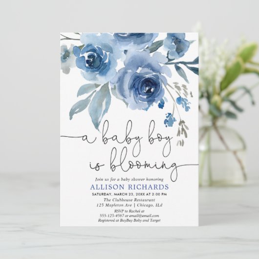 Een jongen blaast blauw baby shower in zee kaart (Staand voorkant)