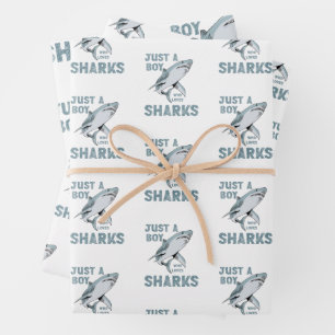 Een jongen die dol is op haaienliefhebbers inpakpapier vel