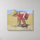 Een jongen die een mantel in het zand vindt canvas afdruk (Voorkant)