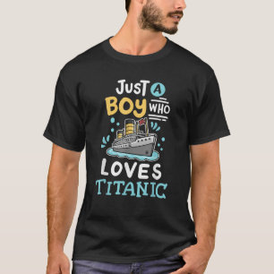 Een jongen die houdt van het RMS Titanic Funny Cru T-shirt