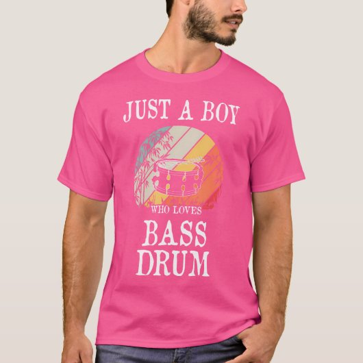 Een jongen die van basdrum houdt t-shirt (Voorkant)
