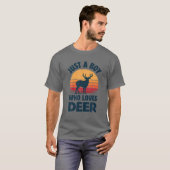 Een jongen die van elk Moose Retro  houdt T-shirt (Voorkant volledig)
