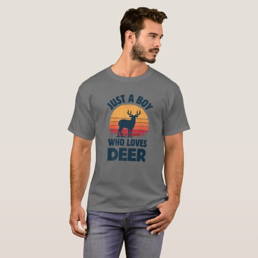 Een jongen die van elk Moose Retro houdt T-shirt (Voorkant volledig)