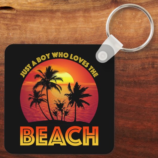 Een jongen die van het strand houdt sleutelhanger (Achterkant)