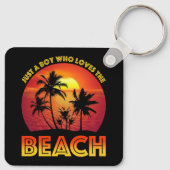 Een jongen die van het strand houdt sleutelhanger (Achterkant)