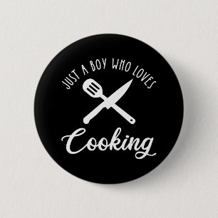 Een jongen die van koken houdt ronde button 5,7 cm