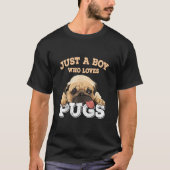 Een jongen die van pugs houdt t-shirt (Voorkant)