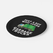 Een jongen die van vuilniswagens houdt papieren bordje (Gekanteld)