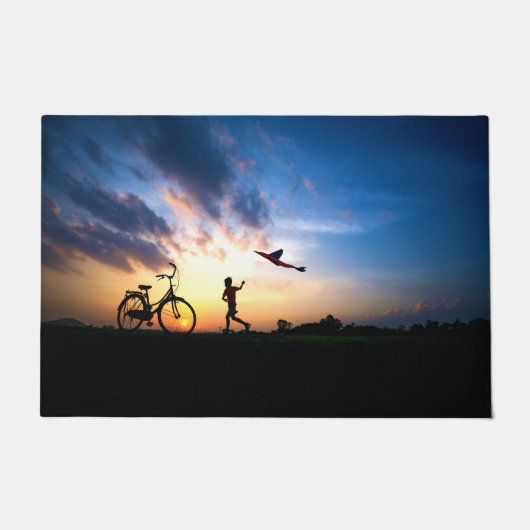 Een jongen - een bike - een vliegende Vloermat Deurmat (Voorkant)