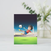 Een jongen in een rood uniform op het voetbalveld briefkaart (Staand voorkant)