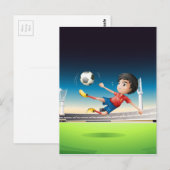 Een jongen in een rood uniform op het voetbalveld briefkaart (Voorkant / Achterkant)