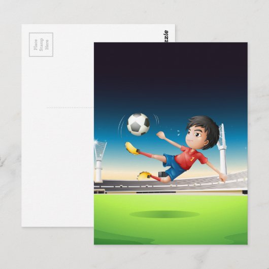 Een jongen in een rood uniform op het voetbalveld briefkaart (Voorkant / Achterkant)