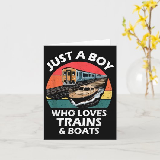 Een jongetje dat van treinen houdt, vaart met een  kaart (Gele Bloem)