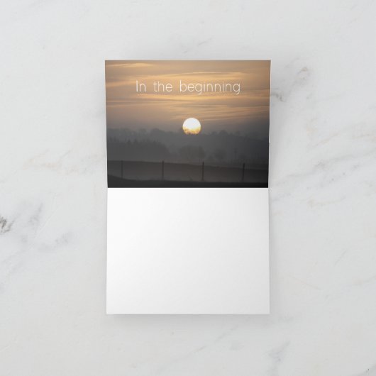 Een kaart met de woorden 'In het begin' (Binnen)
