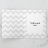 Een kaart met een grote glimlach en een reuzen bed (Binnen)