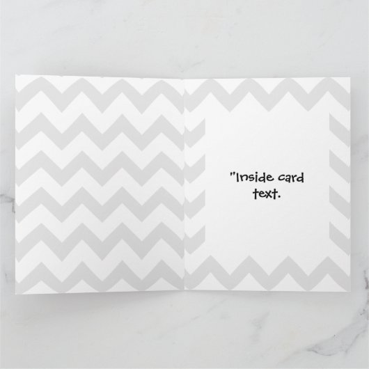 Een kaart met een grote glimlach en een reuzen bed (Binnen)