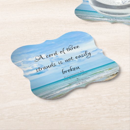 Een kabel van drie strengen strand-oceaanblauw kartonnen onderzetters (Gekanteld)