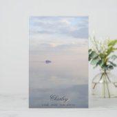 Een kalm zee, reflecties en het eiland briefpapier (Staand voorkant)